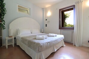 2 habitaciones, tabla de planchar con plancha y cuna de viaje