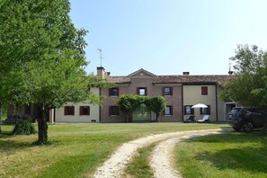 Exterior - Cosy apartment in villa for 4 people with A/C, pool, WIFI, patio and pets allowed (Cendon)