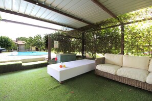 Terrace/patio - Cosy apartment in villa for 4 guests with A/C, WIFI, pool and patio (Cendon)