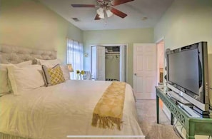 4 soverom, skrivebord, strykejern/-brett og reiseseng for barn