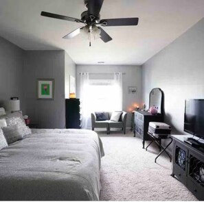 4 bedrooms, desk, iron/ironing board, travel crib