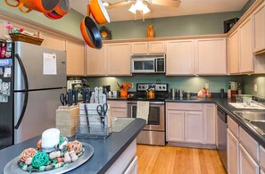 Kjøleskap, mikrobølgeovn, ovn og kokeplater