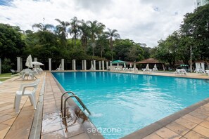 Una piscina al aire libre