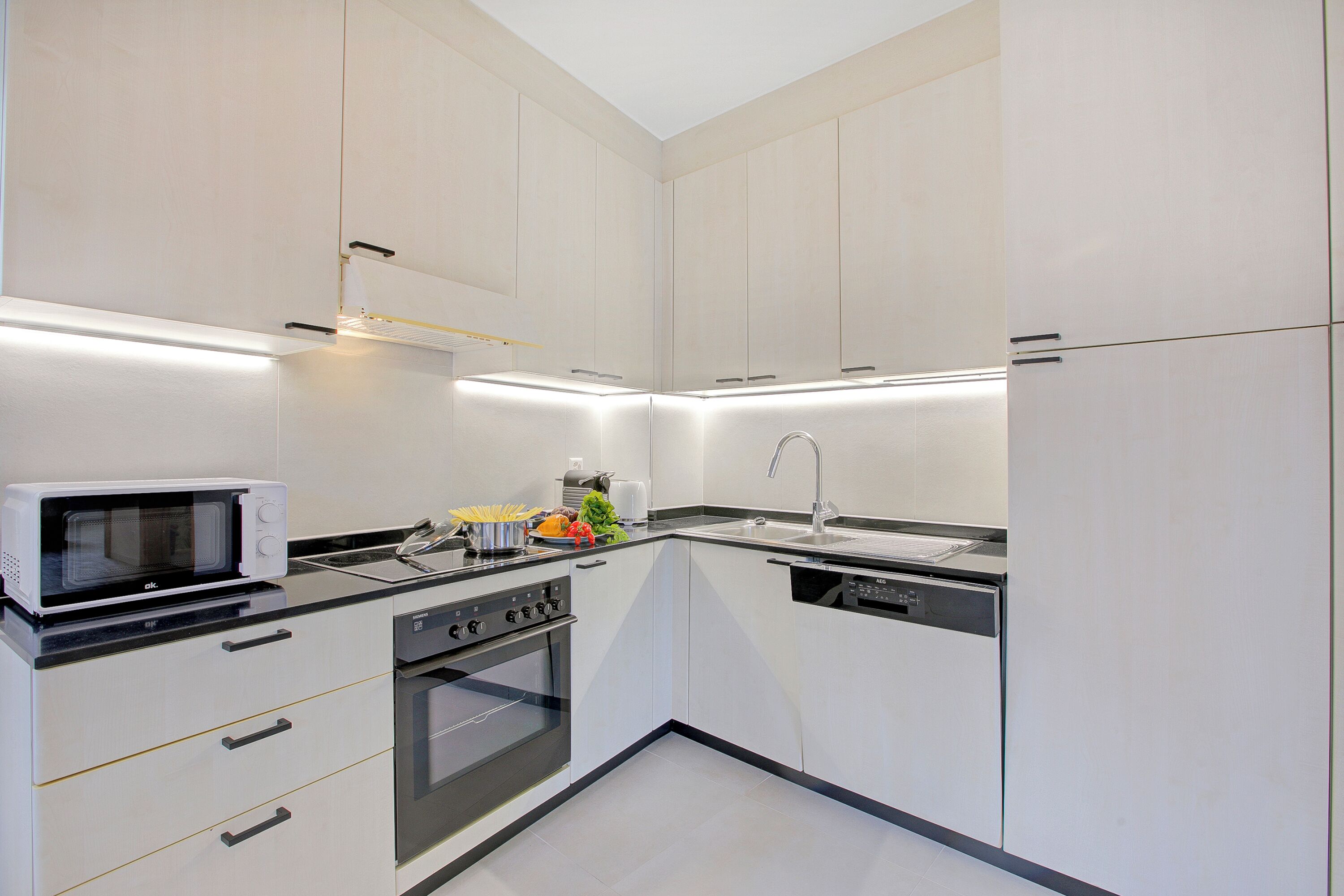 雪櫃、微波爐、焗爐、爐具