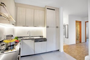 Refrigerador, microondas, horno, placa de cocina