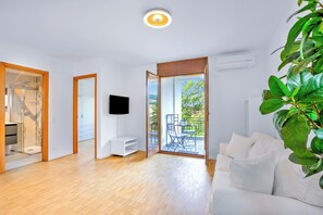 スタンダード アパートメント ベッドルーム (複数) (Casa Collina) | リビング エリア | 21 インチの薄型テレビ (衛星放送視聴可)