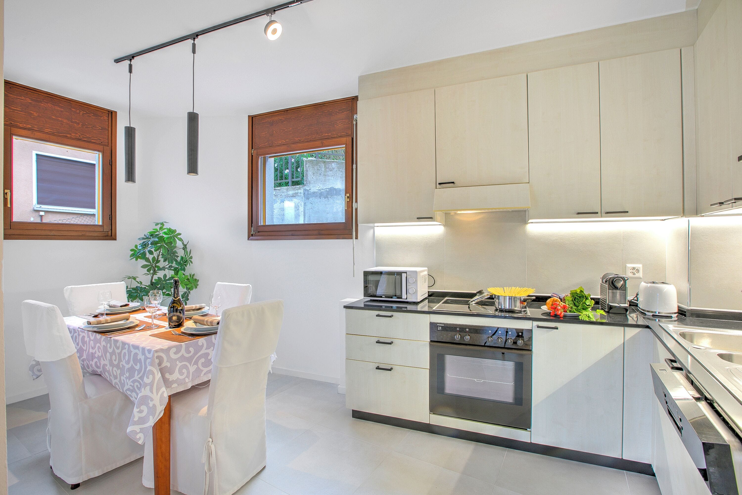 Standard Apartment, Multiple Bedrooms (Casa Collina) | Private kitchen | Fridge, microwave, oven, stovetop