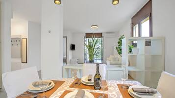 Apartemen Standar, beberapa kamar (Casa Collina) | Tempat makan