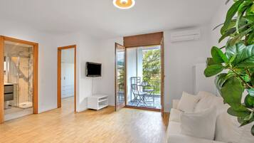 Standard-Apartment, 1 Schlafzimmer, Mikrowelle (Casa Collina) | Wohnbereich | 21-Zoll-Flachbildfernseher mit Satellitenempfang