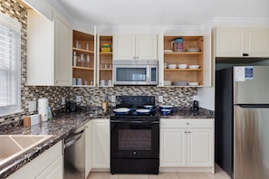 Réfrigérateur, four à micro-ondes, un four, surface de cuisson