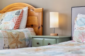 4 chambres, bureau, fer et planche à repasser, lit de bébé portatif