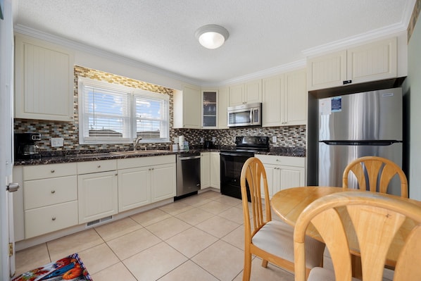 Réfrigérateur, four à micro-ondes, un four, surface de cuisson