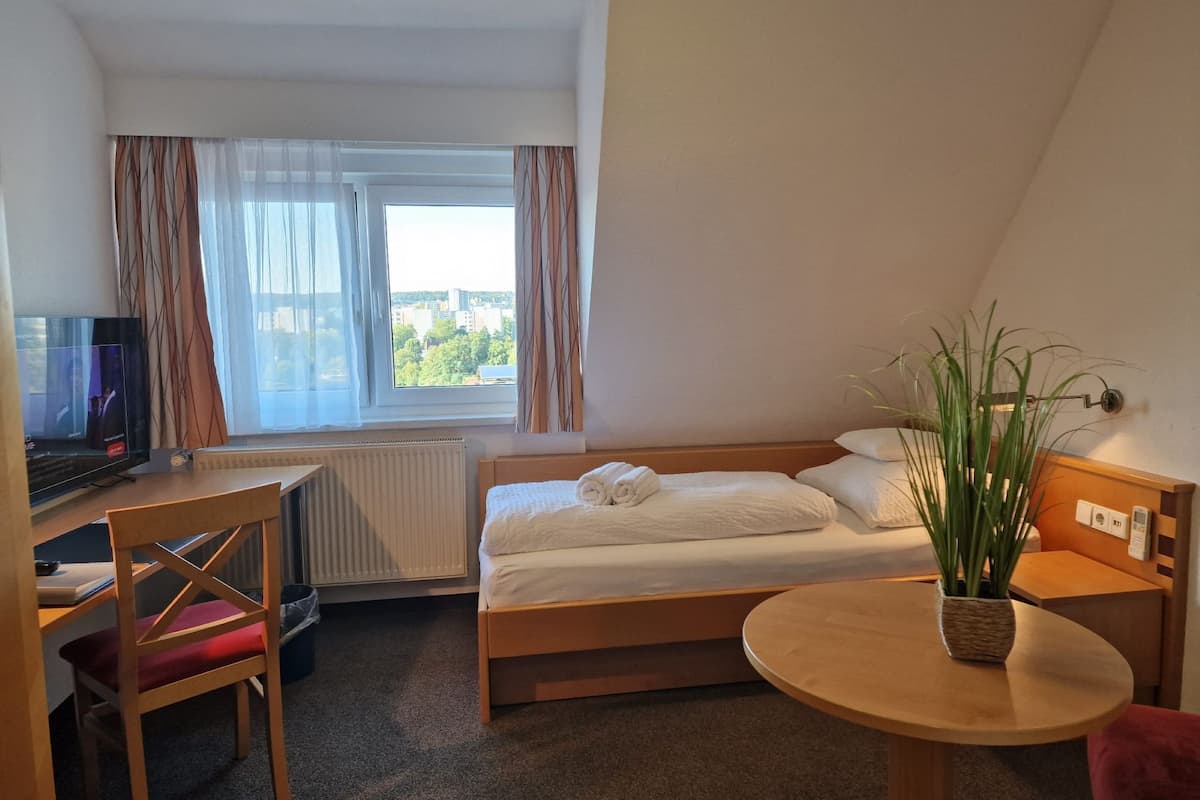 Chambre Simple Confort, salle de bains privée | Draps italiens Frette, literie de qualité supérieure, bureau