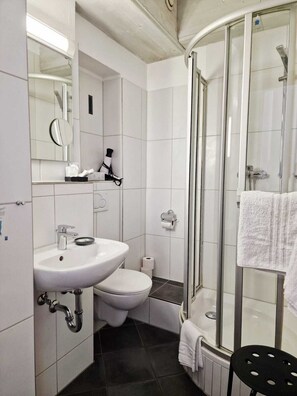 Dobbelt- eller tomannsrom – comfort, privat bad | Bad | Dusj, designertoalettartikler, hårføner og håndklær