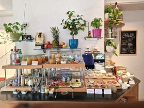 Kontinental frukost varje dag (EUR 15 per person)