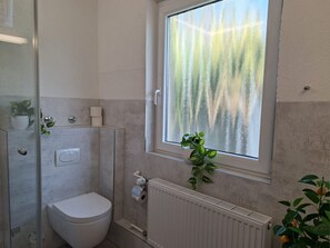 Tomannsrom – exclusive, privat bad, utsikt mot innsjø | Bad | Dusj, designertoalettartikler, hårføner og håndklær