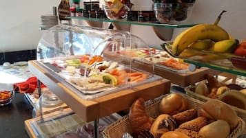 Daily continental breakfast (EUR 15 per person)