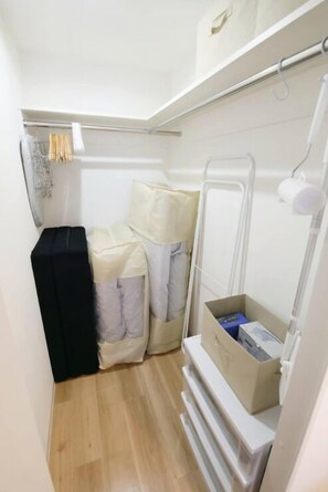 Desk, laptop workspace, free WiFi - Osaka Food Street.Maximum 5 People (Osaka)