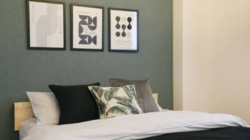 Apartamento conforto, várias camas, para não fumantes, sacada (202) | Banheiro | Produtos de toalete grátis, secador de cabelo, toalhas de banho, shampoo