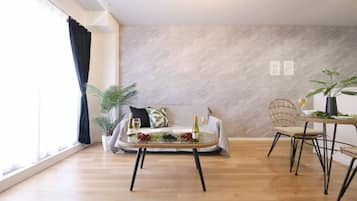 Apartamento conforto, várias camas, para não fumantes, sacada (202) | Área de estar | TV