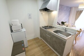 Refrigerador, microondas, placa de cocina, utensilios de cocina