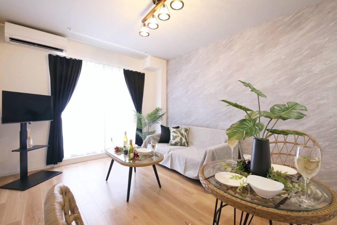 Apartamento conforto, várias camas, para não fumantes, sacada (202) | Opções para refeição no quarto