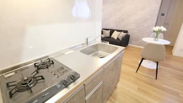 Apartemen Comfort, Beberapa Tempat Tidur, Bebas Asap Rokok, balkon (203) | Dapur pribadi | Lemari es, microwave, kompor, dan peralatan masak/sendok-piring