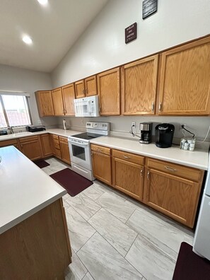 冷蔵庫、電子レンジ、オーブン、コンロ