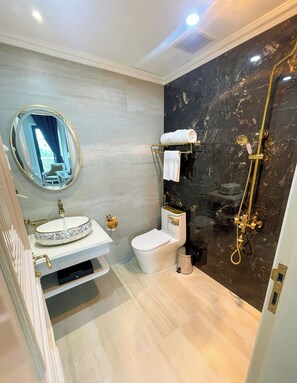 Design Room, 1 King Bed, Non Smoking | In-room safe, free WiFi