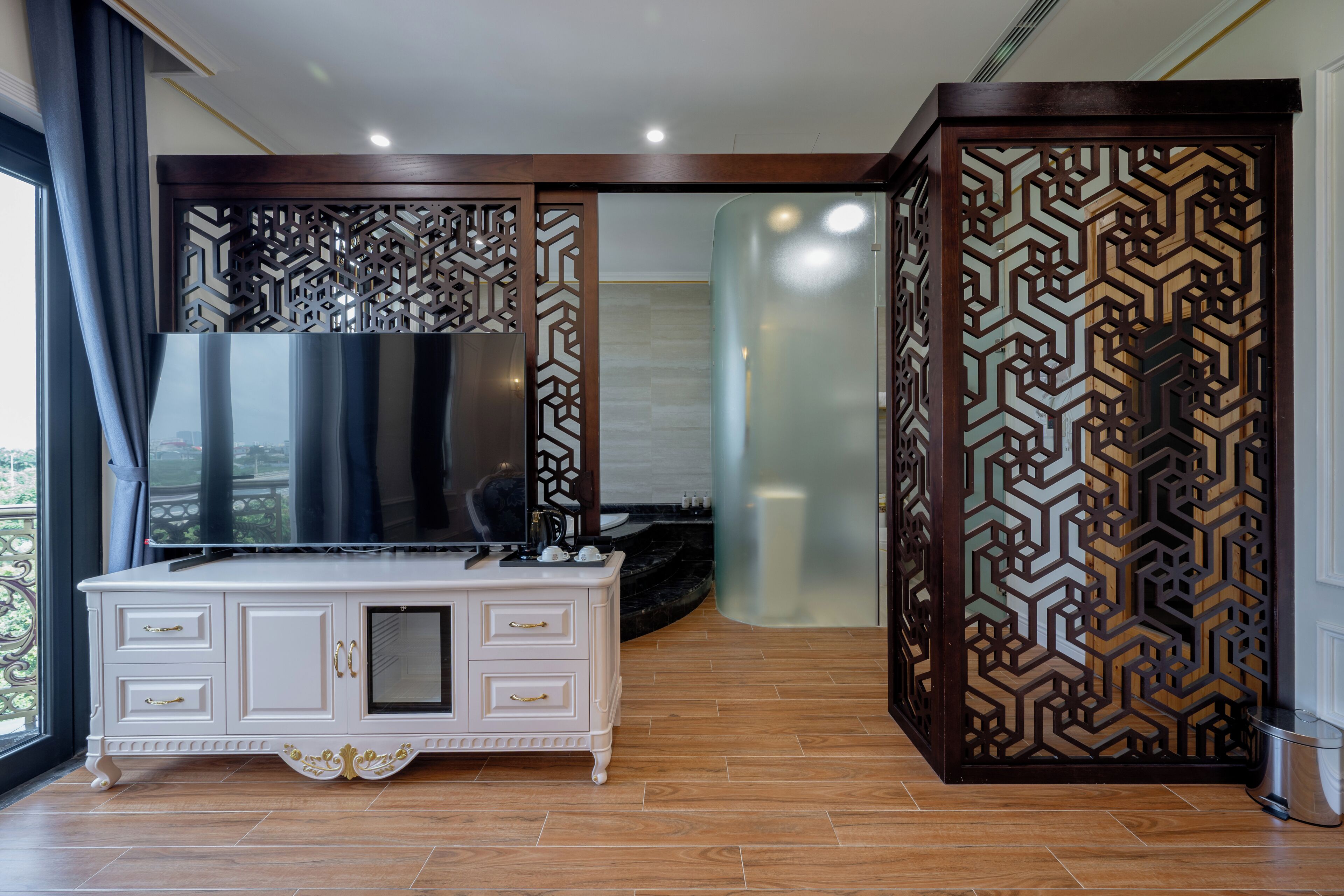 Design Room, 1 King Bed, Non Smoking | Bathroom | Free toiletries, hair dryer, slippers, towels