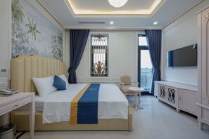 Classic Room, 1 King Bed | In-room safe, free WiFi