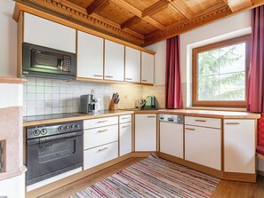 冷蔵庫、電子レンジ、オーブン、コンロ