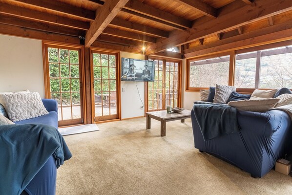 Älytelevisio, takka, kirjoja