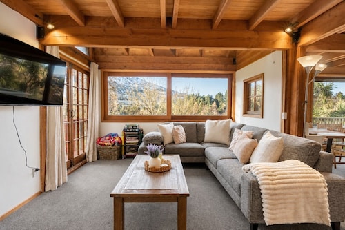Cosy 3BR Alpine Chalet Near Queenstown – Family-Friendly & Minutes to Mountains