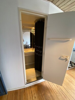 Eenvoudig appartement | Badkamer | Een douche, gratis toiletartikelen, handdoeken, zeep