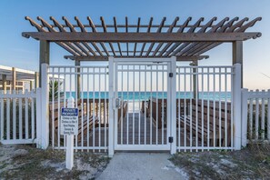 Property grounds - Unit 702 in Chateau La Mer II, Private Beach Access, Free Daily Activities (Destin)