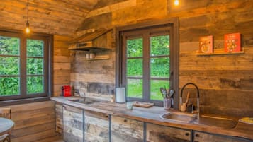 Een koelkast, een vaatwasser, een koffiezetapparaat/waterkoker