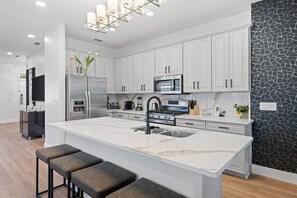 Fridge, microwave, oven, stovetop - Homestead Elegance | 4 bed, 2 bath | Private Pool (Kissimmee)