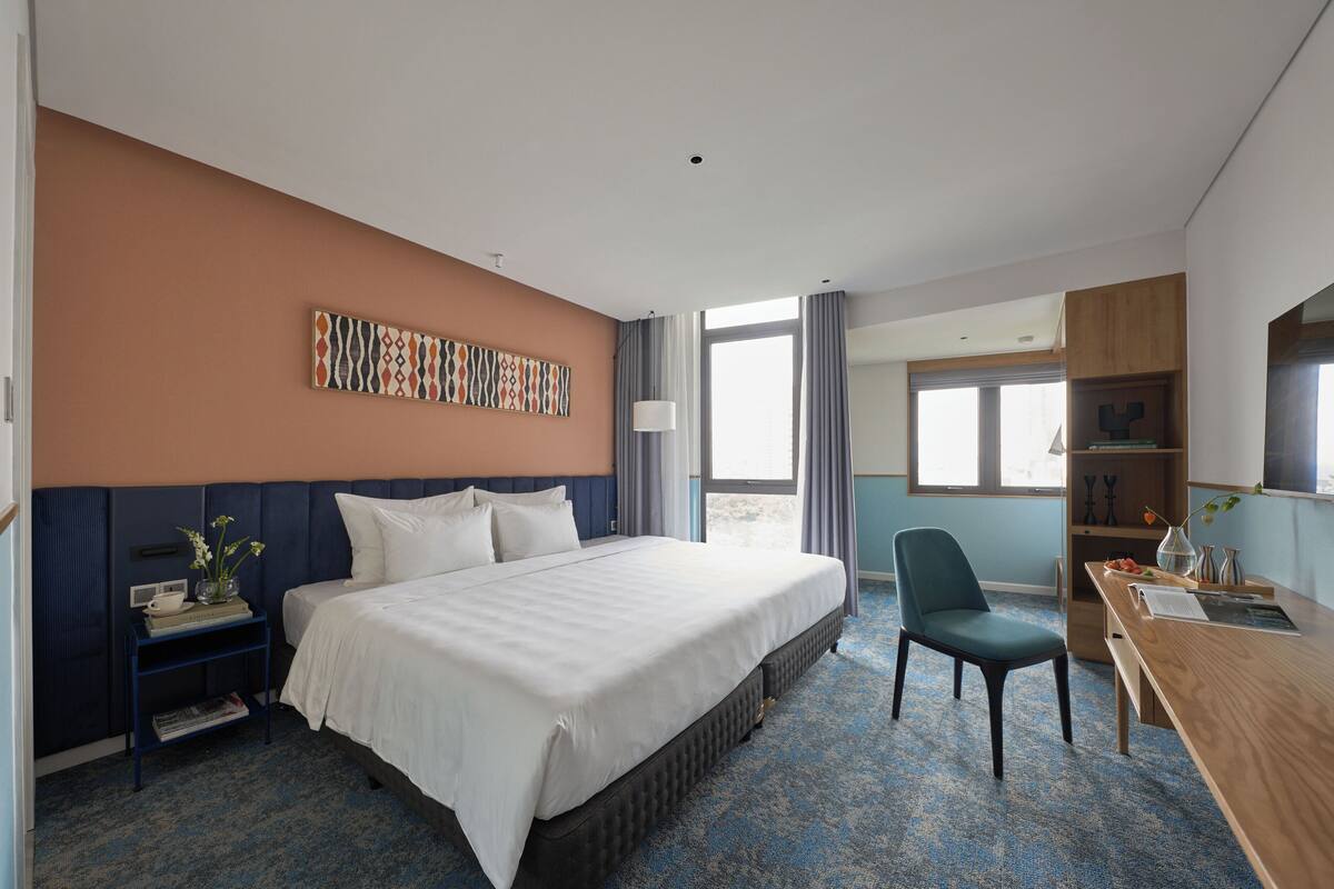Deluxe City View King Bed | Free WiFi