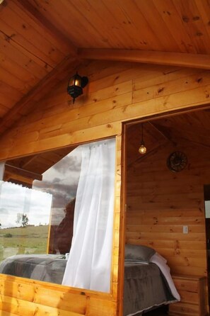 Chalet rustique de base, vue sur le lac