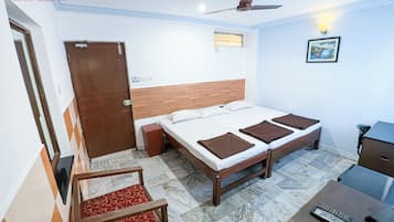 Habitación triple clásica | Escritorio, espacio para trabajar con laptop y wifi gratis