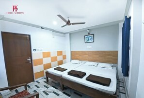 Classic Triple Room | Desk, laptop workspace, free WiFi