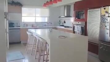 Kühlschrank, Ofen, Toaster, Kochgeschirr/Geschirr/Besteck