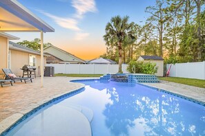 Utendørsbasseng og et oppvarmet basseng