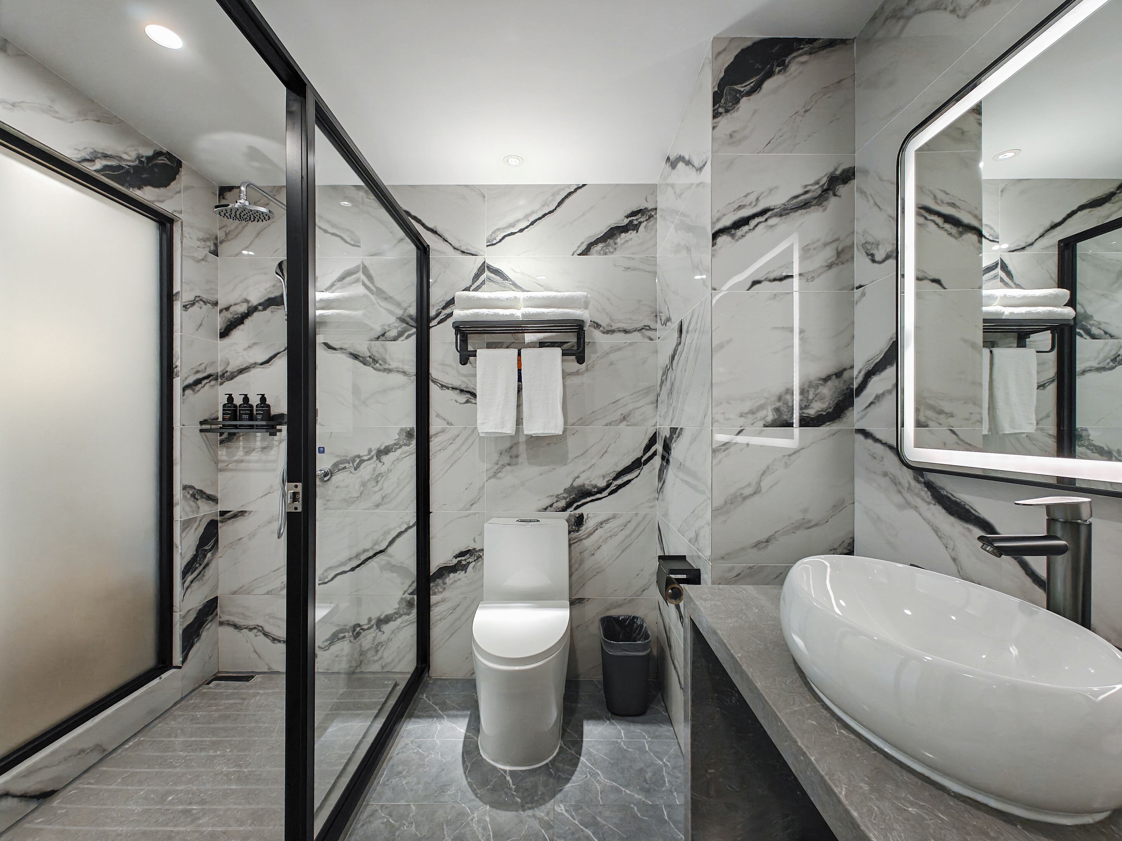 Habitación sénior doble, vistas a la ciudad | Baño | Ducha, artículos de higiene personal gratuitos y secador de pelo