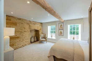 4 soverom, skrivebord, strykejern/-brett og reiseseng for barn