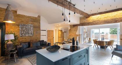 The Talbot – Exclusive Home with Hot Tub