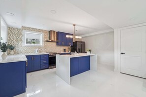 Fridge, microwave, oven, stovetop - Beautiful/Modern/Putting Grn/Close to city/Slps 8 (Atlanta)