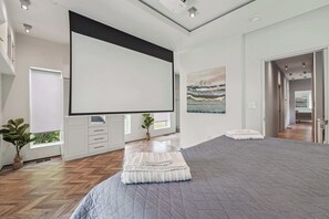 4 bedrooms, desk, WiFi, bed sheets
