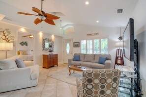 TV - Canal-Front Relaxation: Crystal River Home w/ Dock (Crystal River)